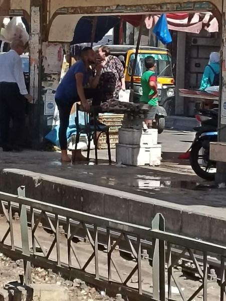 بائع سمك يفترش محطة قطار باكوس 