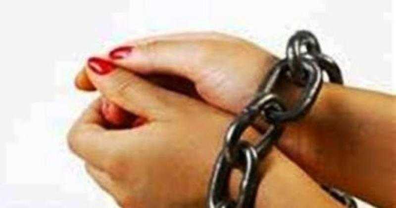 جمعت بين زوجين .. تأجيل محاكمة ربة منزل لجلسة 17 أغسطس