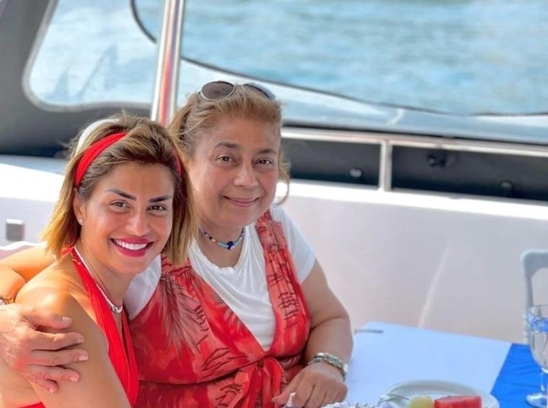 منة فضالي ووالدتها 