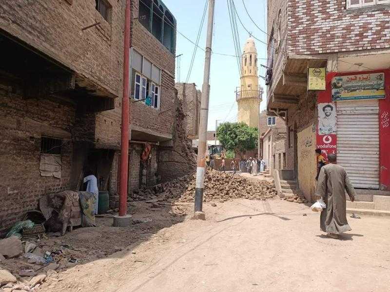 إزالة منزل آيل للسقوط بدشنا.. حفاظا على سلامة المواطنين