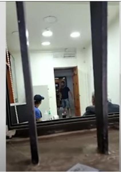 ليس بغرض السرقة.. مسلح يحتجز رهائن داخل بنك| فيديو