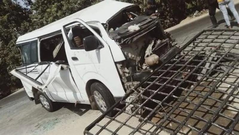 بالأسماء.. إصابة 11 شخصًا في حادث تصادم بين ميكروباص وسيارة بأسيوط