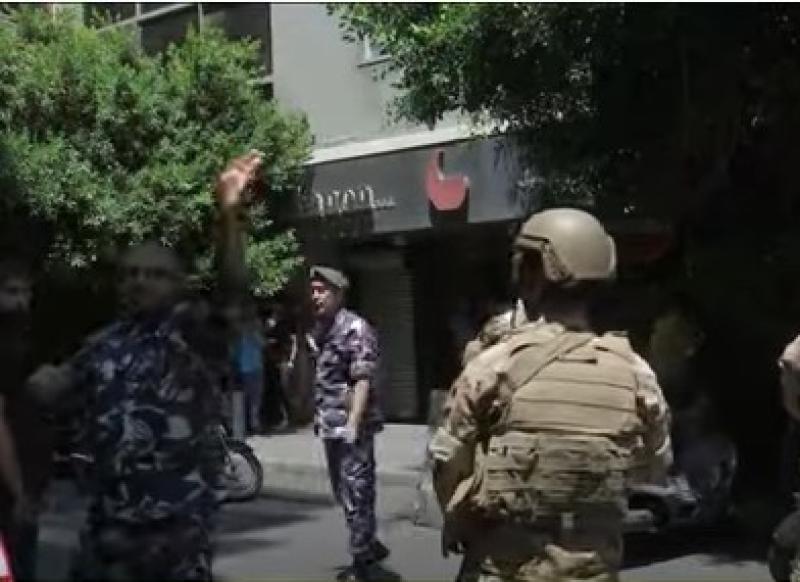 مقابل هذا الشرط.. محتجز رهائن بنك «فدرال» يطلق سراحهم - فيديو