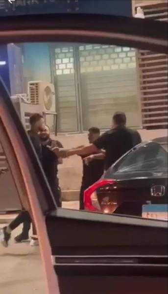 ضرب مبرح وألفاظ خارجة.. نجم الأهلي يعتدي على أحد الجماهير