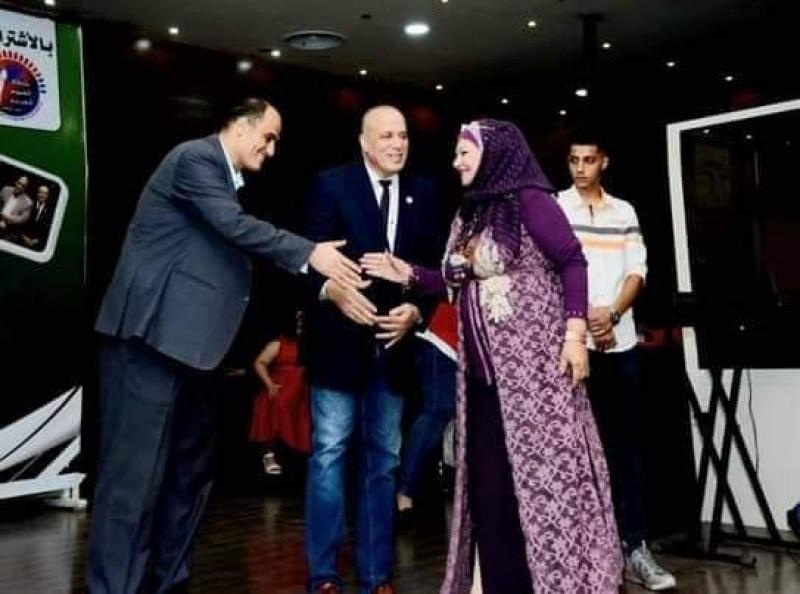 الإعلامية فاطمة نعيم تهنئ الدكتورة نجلاء السناري على تكريمها في ملتقى الفن التشكيلي