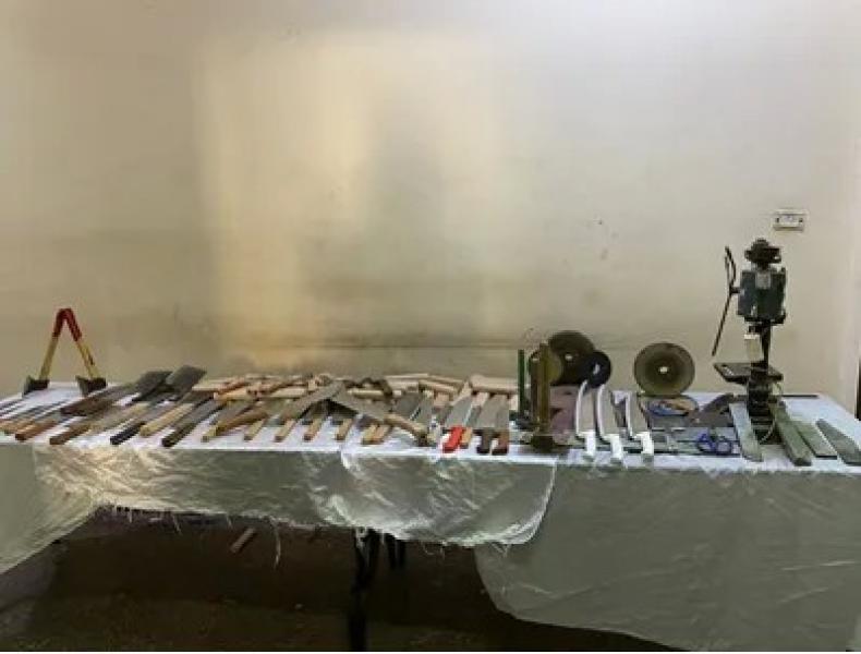 مباحث الساحل تضبط ورشة لتصنيع الأسلحة البيضاء دون ترخيص