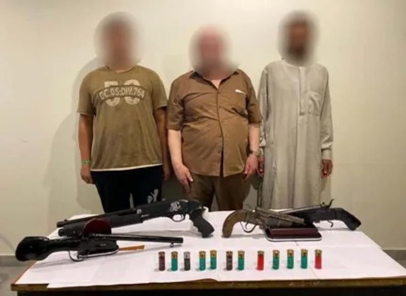 ضبط أخطر عناصر جنائية هاربة من 171 حكما بحوزتهم أسلحة وذخيرة بالخانكة