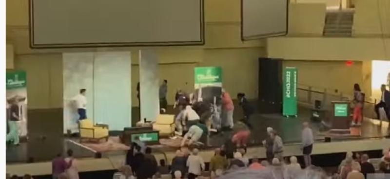 شاهد.. لحظة طعن الكاتب سلمان رشدي في نيويورك