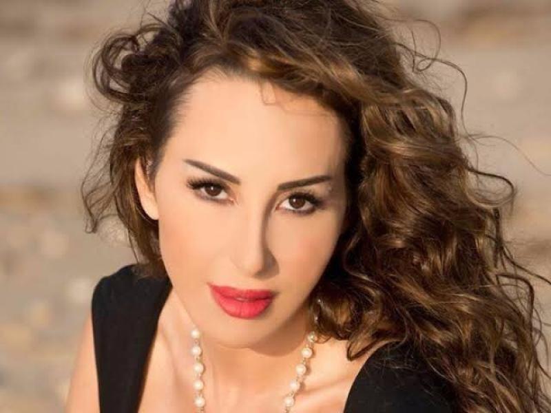 فنانة شهيرة تترك خطيبها قبل الزواج وتعترف: «خنته وعجبني واحد غيره»