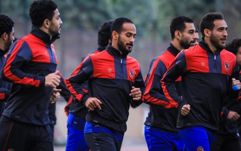 لاعب الأهلي يفتح النار على اللاعبين بسبب الملايين