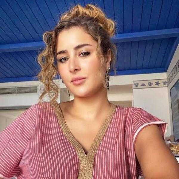 عائشة بن أحمد تتصدر جوجل بصور مثيرة