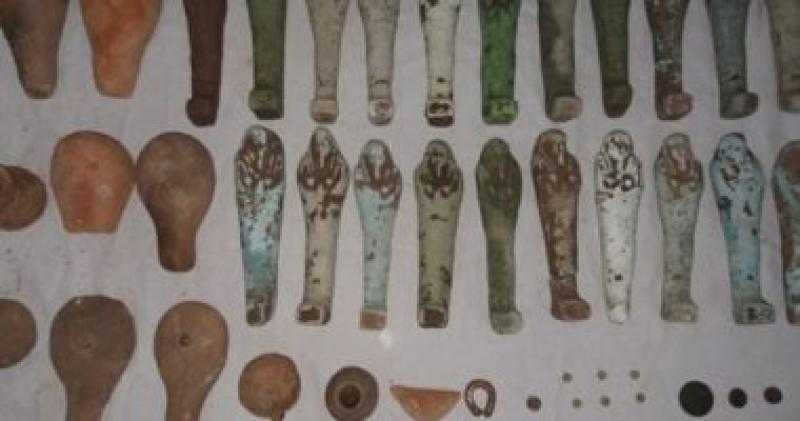 ضبط عامل بحوزته 15 قطعة أثرية وجزءا من حائط حجري بأسيوط