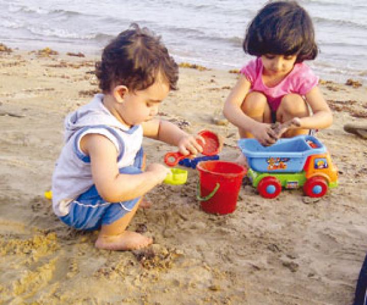 أطفال على الشاطيء