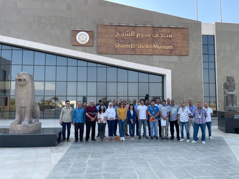 الحاضرين من أمام متحف شرم الشيخ 