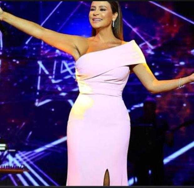 بفستان مفتوح.. إطلالة «متشابه» للفنانة كارول سماحة في لبنان
