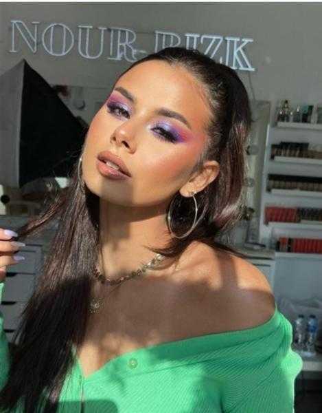 إطلالة جديدة للفنانة منة عرفة.. «شبه سيلينا جوميز»