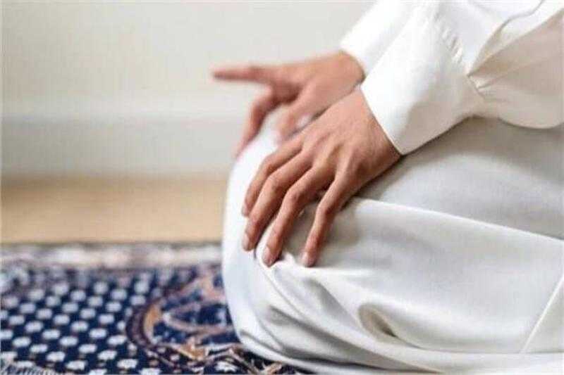 «لتكون صلاتك صحيحة» .. اعرفي الفرق بين سجود الرجل وسجود المرأة (فيديو)