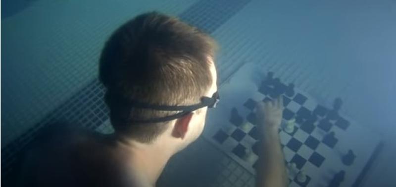 بسبب الطقس.. إقامة بطولة العالم للشطرنج تحت الماء «فيديو»