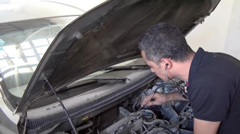 بالسماعة الطبية والمنظار.. مهندس مصري يبتكر حيلة غريبة لصيانة السيارات« فيديو»