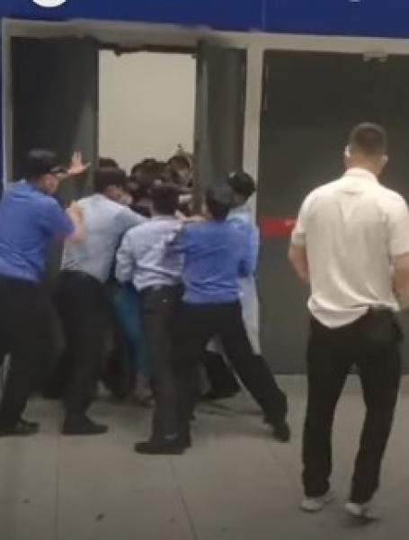 متسوقون يهربون من متجر للأثاث والشرطة تطاردهم.. لن تصدق السبب - فيديو