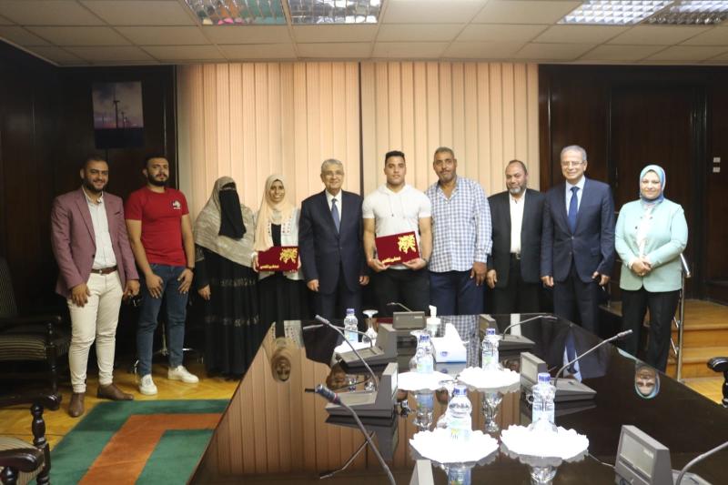 وزير الكهرباء يكرم المتفوقين والمتميزين من أبناء العاملين «صور»