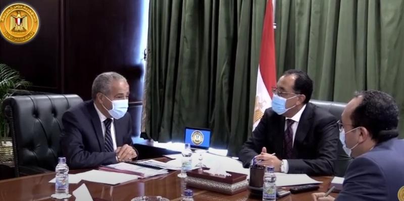 شاهد.. اجتماع رئيس الوزراء لمتابعة إجراءات التوسع في إنشاء صوامع تخزين الغلال «فيديو»