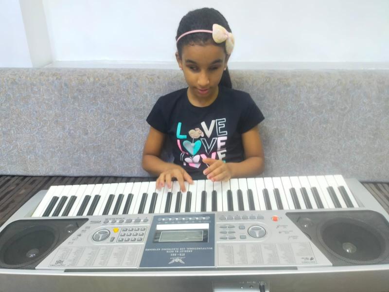 خليفة عمار الشريعي.. رقية طفلة كفيفة تتحدى الإعاقة بالغناء والعزف على البيانو
