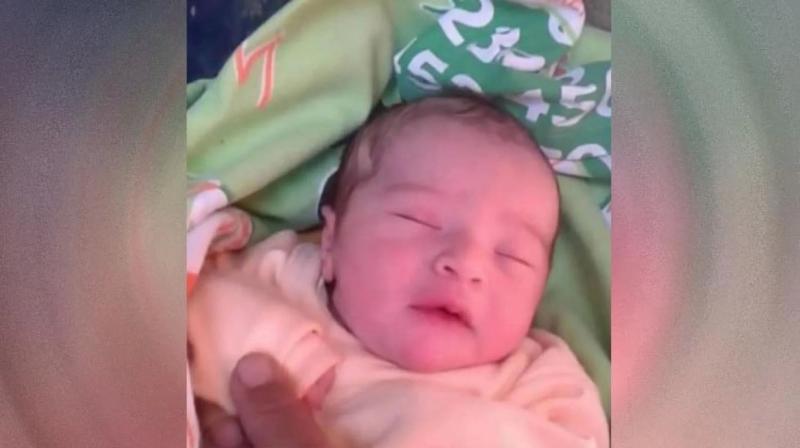 بالحبل السري.. العثور على طفل حديث الولادة داخل المقابر في أسيوط