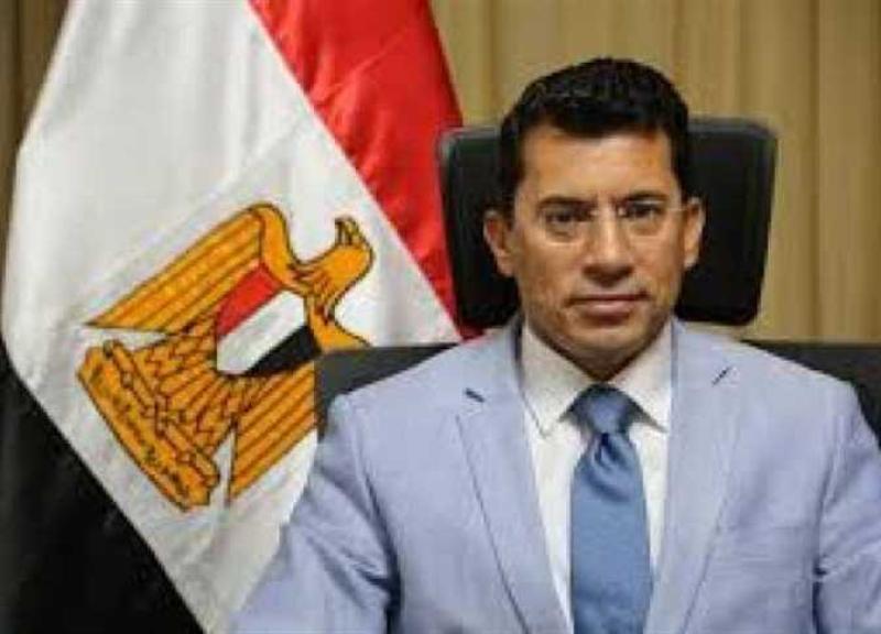 وزير الرياضة يطمئن على الحالة الصحية لنجمي الأهلى والزمالك