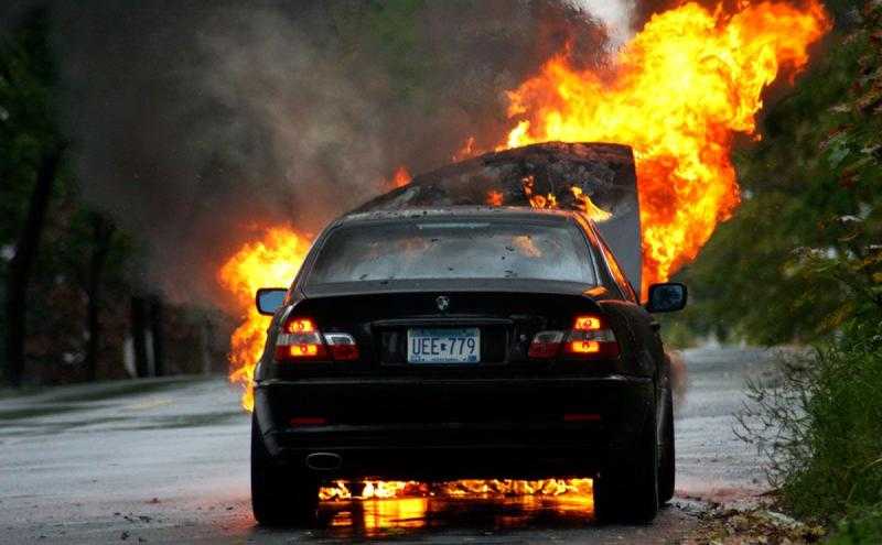 اندلاع حريق في سيارة نقل أمام مدخل دريم لاند