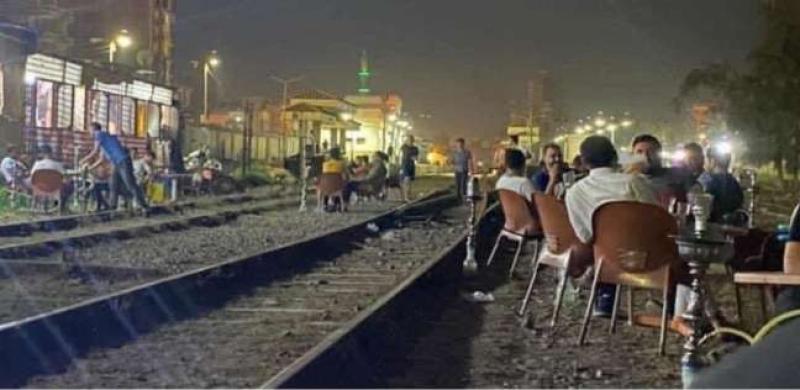  قهوة على شريط قطار بكفر الشيخ