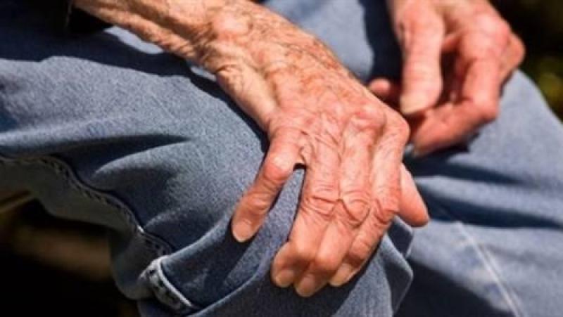 هل يوجد علاج للشلل الرعاش؟.. استشاري يُجيب «فيديو»