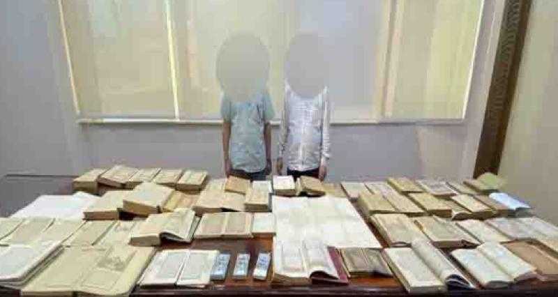 مغارة علي بابا..  ضبط 53 مخطوطة وكتابًا أثريًا داخل شقة في القاهرة