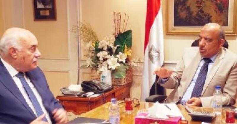 وزير قطاع الأعمال يؤكد على الالتزام بجدول إنجاز مشروع تطوير الغزل والنسيج