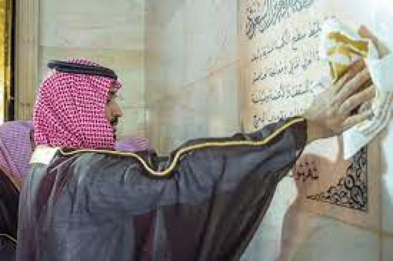 بن سلمان يشارك في غسل الكعبة المشرفة 