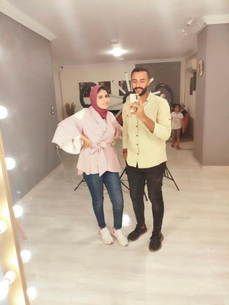 الفتاة مع خطيبها