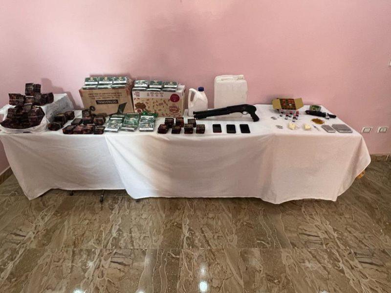 ضبط عنصرين إجراميين لتصنيعهما مخدر الاستروكس داخل شقة بالقاهرة