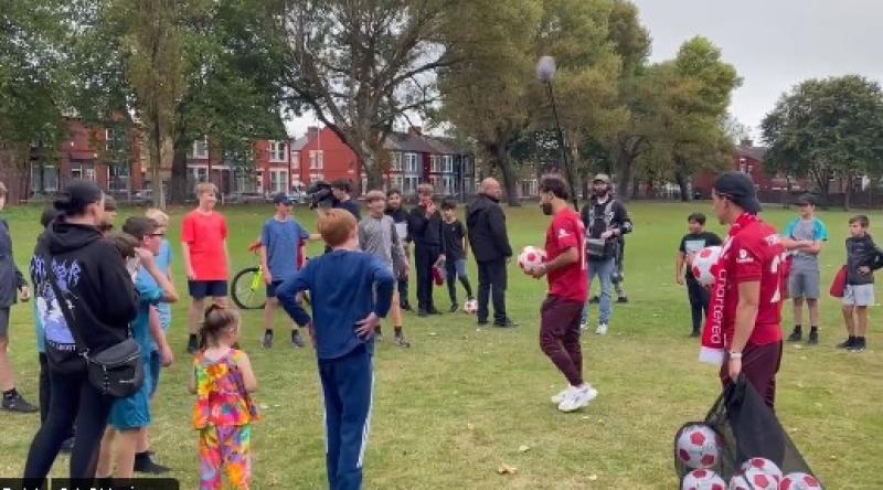شاهد.. ماذا فعل محمد صلاح مع الأطفال بحديقة ليفربول؟