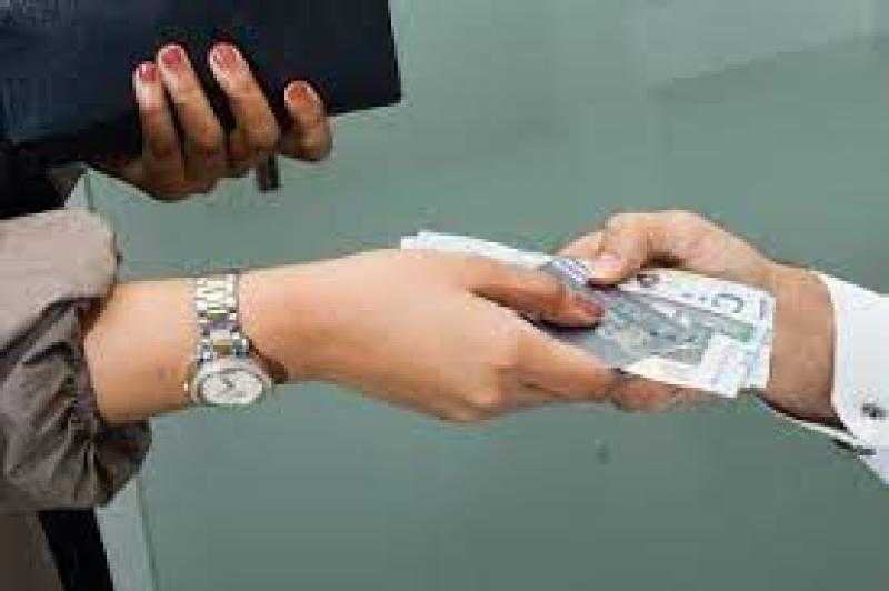 متي تكون الزوجة مكلفة بالإنفاق على زوجها ؟.. أزهري يجيب