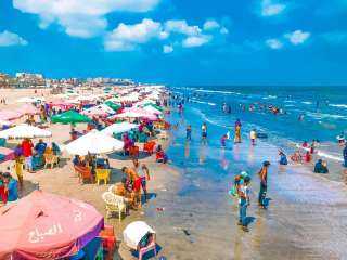 شاطئ بورسعيد يستقبل الآلآف من الزائرين للاستمتاع بالأجواء الصيفية للمحافظة