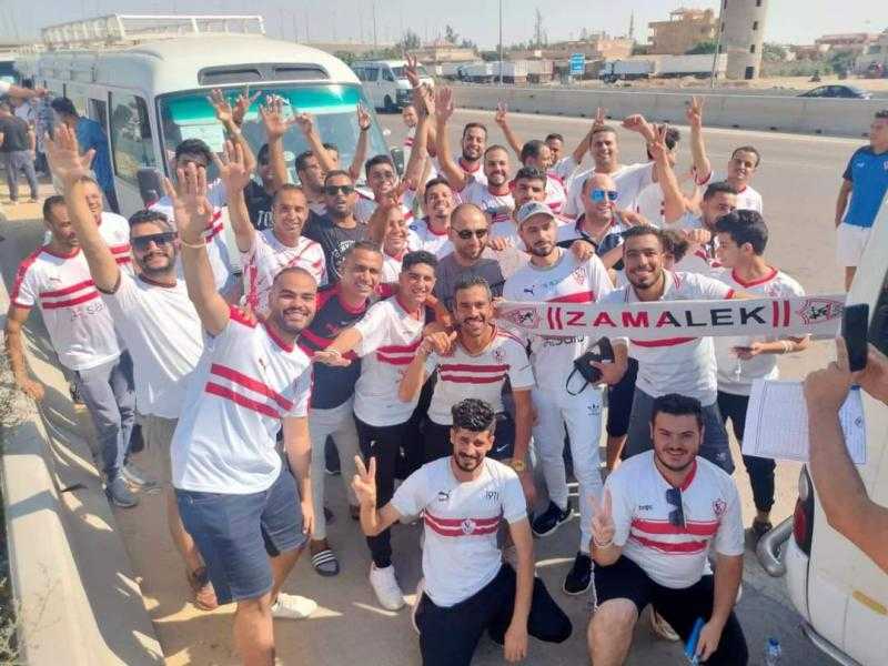 شاهد.. جماهير الزمالك تزين طريق «القاهرة- الإسكندرية» الصحراوي قبل مواجهة فاركو