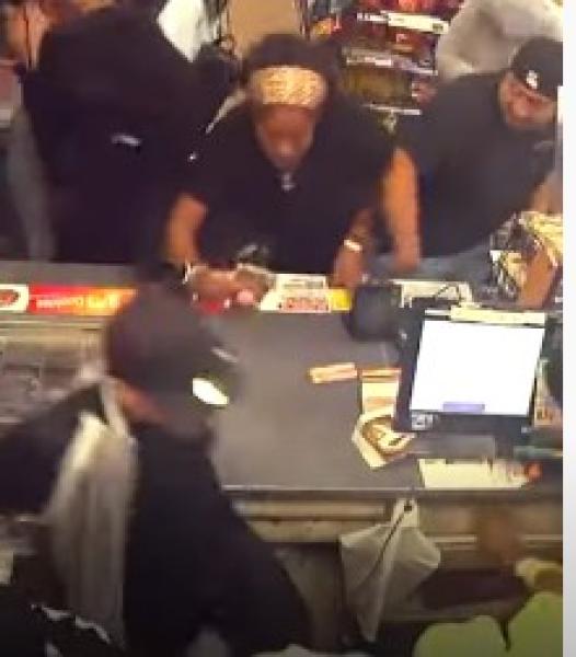 شاهد.. فيديو يوثق سطو جماعي على متجر ضخم وسرقة محتوياته