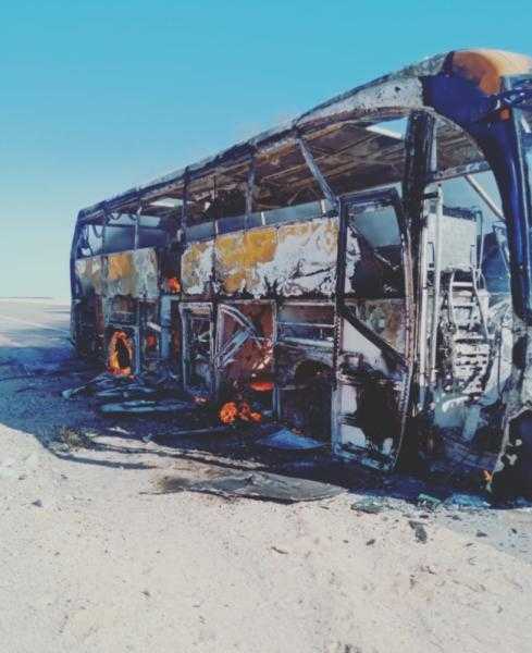 «بسبب ماس كهربائي».. احتراق أتوبيس سياحي على طريق دهب - القاهرة