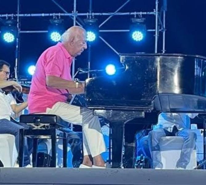 بملابس كاجوال.. عمر خيرت يحيي حفلا موسيقيا في العلمين