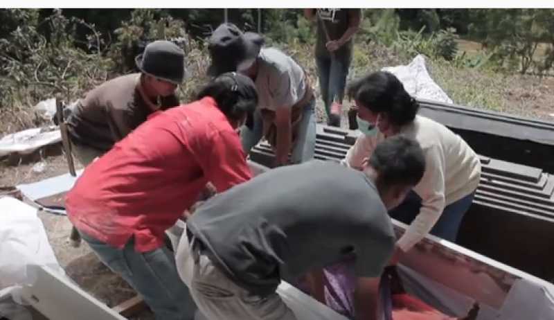 شاهد.. قرية تستخرج جثامين الموتى من قبورهم لتكريمهم كل عام