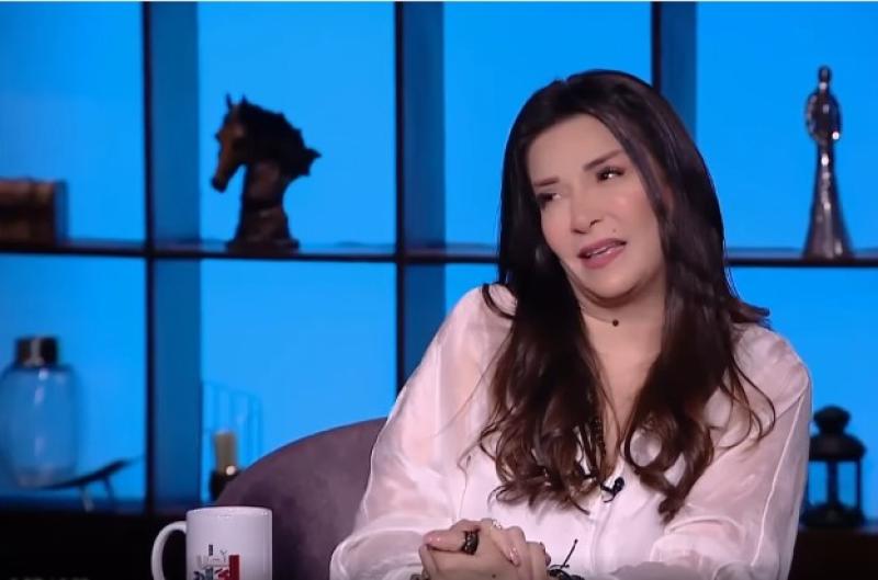 جيهان قمري: «أنا وعادل إمام معملناش حاجة عيب واستأذن مراته».. فيديو