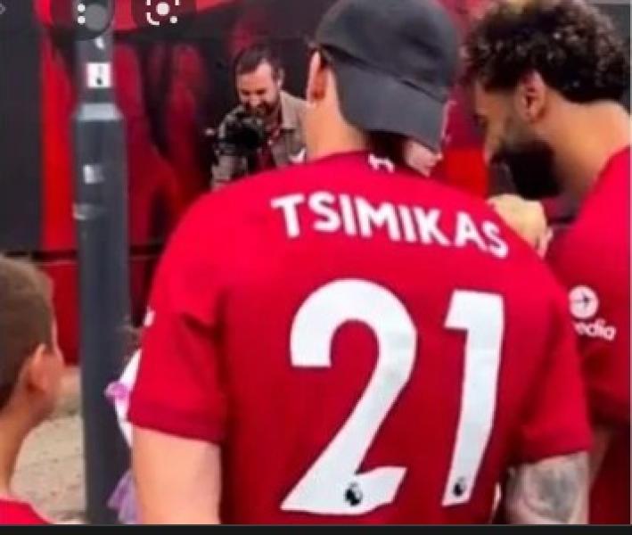 شاهد.. طفل بريطاني يستوقف محمد صلاح في الشارع لسبب مؤثر