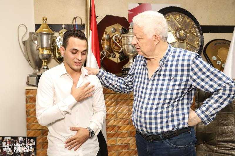 مرتضى منصور يستقبل لاعب الزمالك بعد تعافيه من السرطان