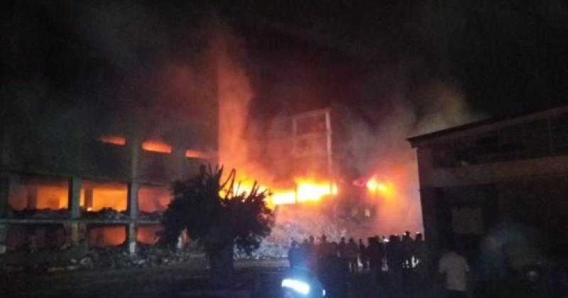 المعمل الجنائي يفحص آثار حريق مصنع خراطة بقليوب