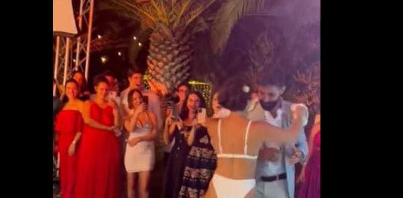 بالفيديو.. عروس تظهر بالبيكيني في حفل زفافها.. وردة فعل غير متوقعة من العريس